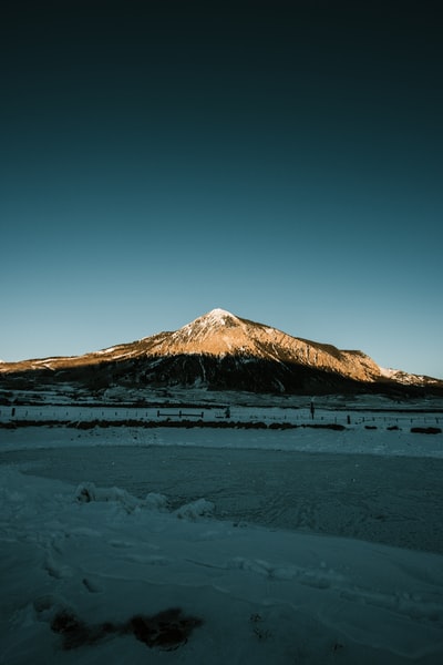 布朗山蓝天白天
